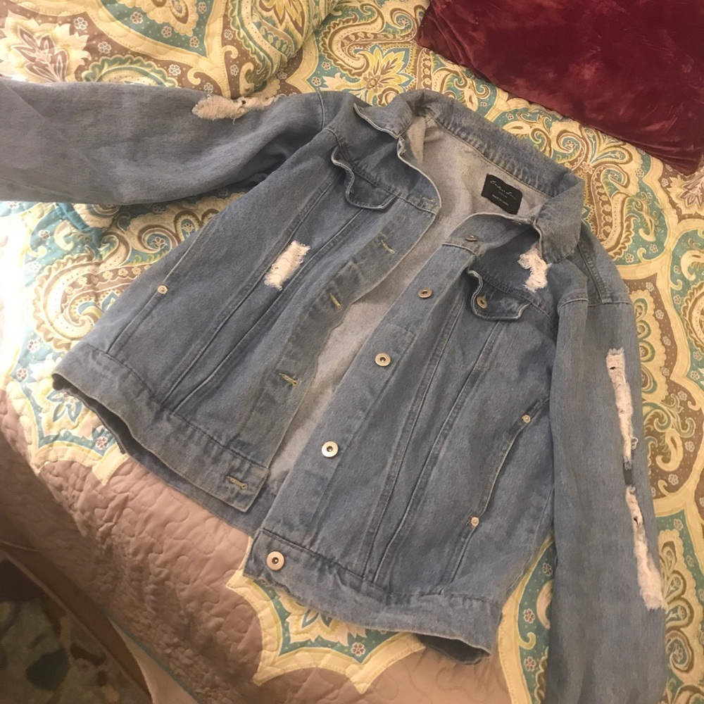 OVERSIZED DISTRESSED DENIM JACKET